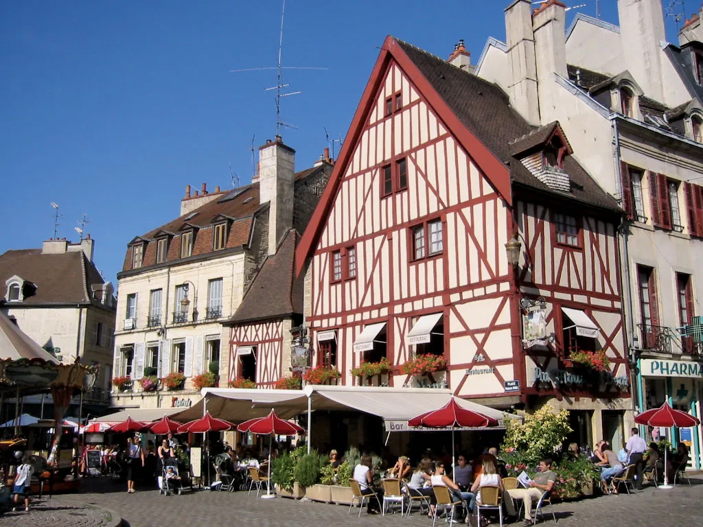 Image d'une maison traditionnelle avec des rayures rouges sur la devanture, place symbolique, ciel bleu