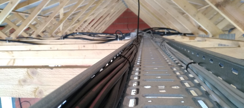 chemin de câble installé sous charpente