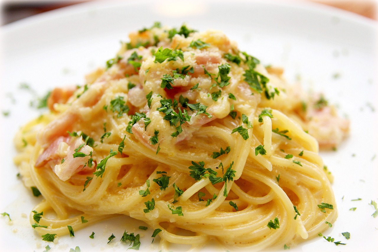 Assiette de pâtes carbonara, préparées avec des œufs, du pecorino romano, du guanciale et du poivre noir.