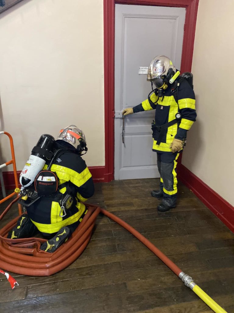 entrainement, totem, incendie, ouverture de porte, sapeurs pompiers volontaires